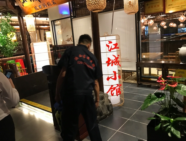 饭店灭蟑螂